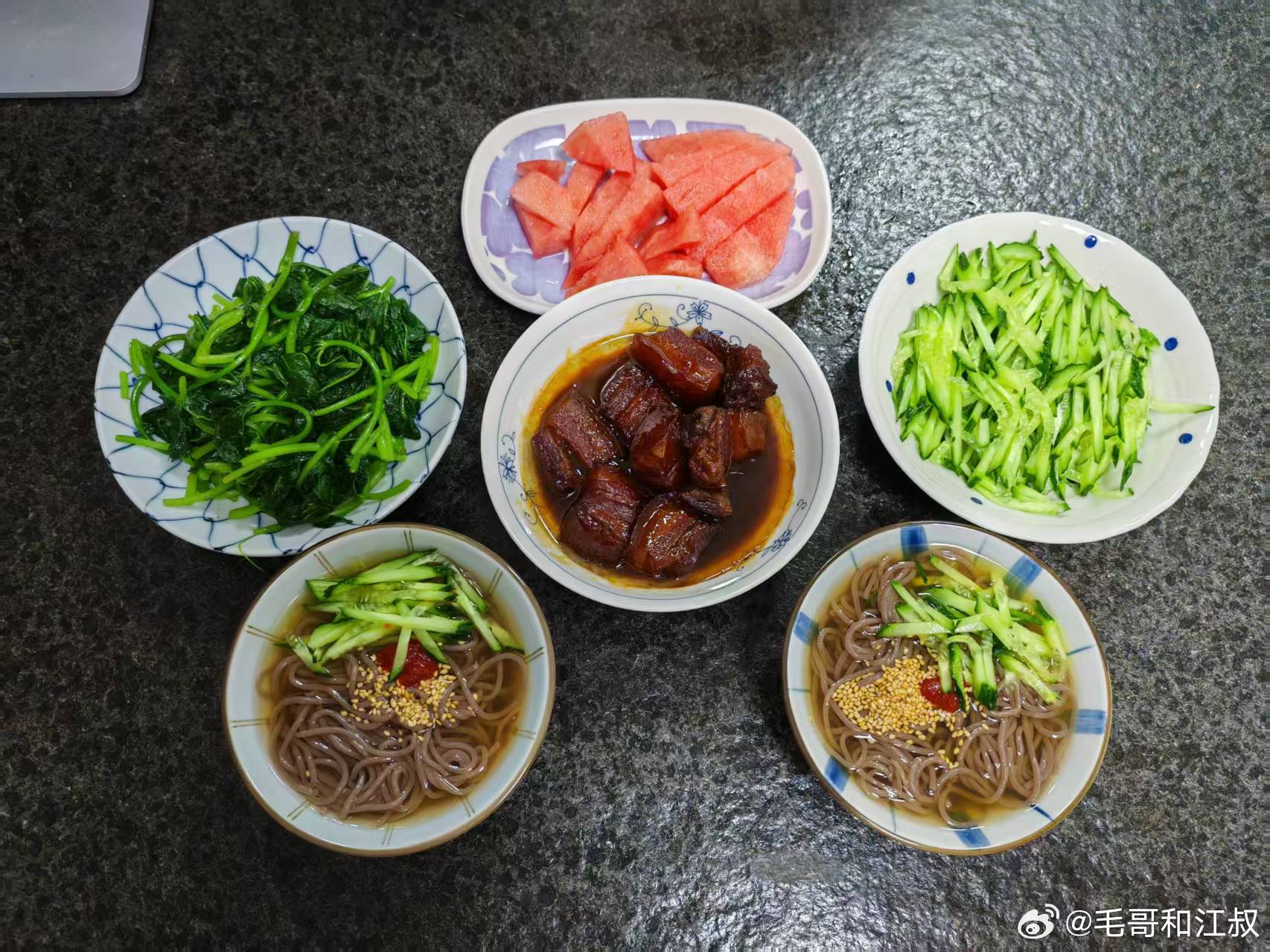 今天立秋，江哥要贴秋膘，叫了一份红烧肉外卖。好久没吃红烧肉了，真香啊。（毛哥） 