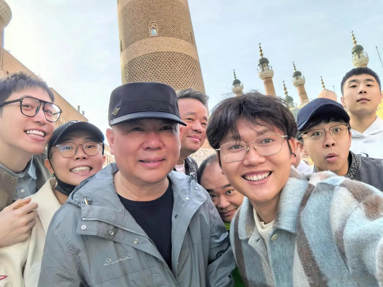 郭德纲携弟子新疆巡演，不到10人的演出队伍，面对着上万观众，演三四多个小时，要说