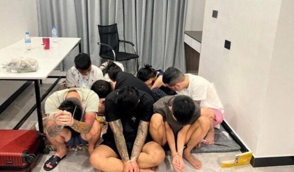 ，却不知落地即遭扣证、拘禁，甚至被虐待致死。从受害者到部分主动参与犯罪的韩国人，