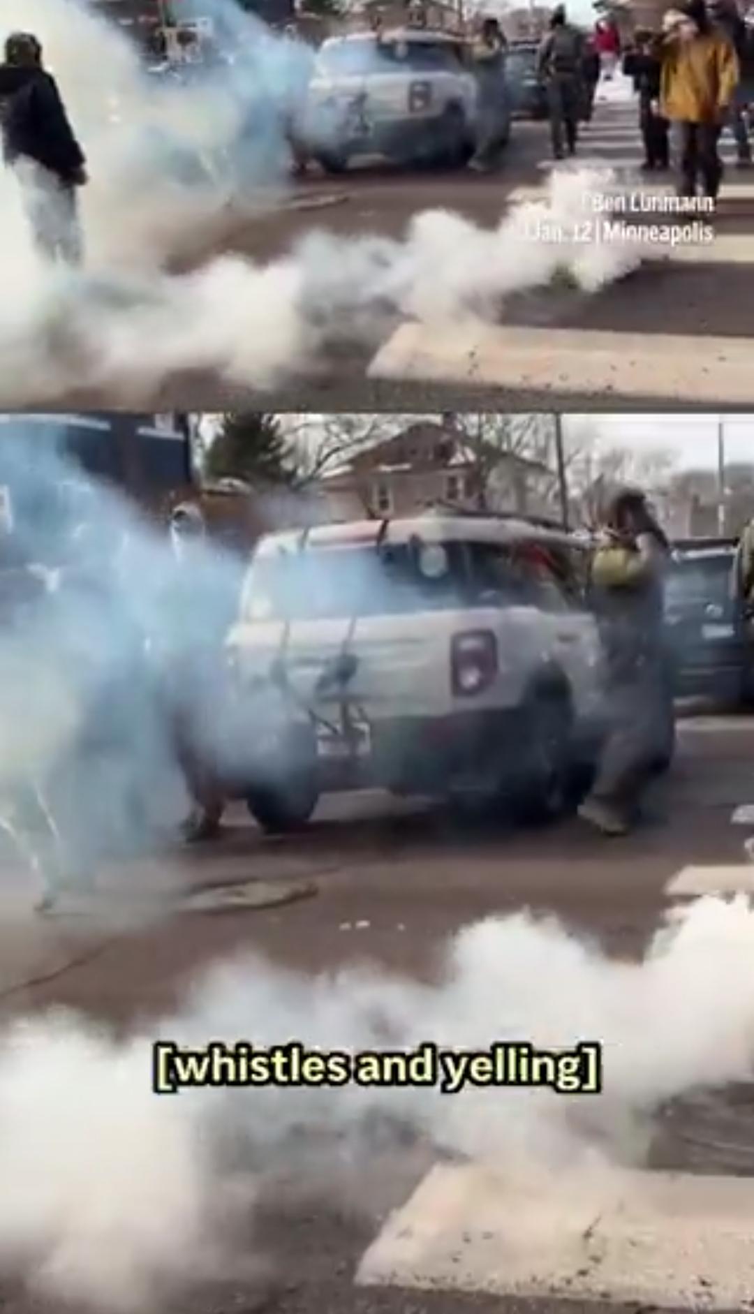 新闻快讯—— 周一，在明尼阿波利斯市蕾妮·古德遭枪击地点附近，活动人士与居民与移