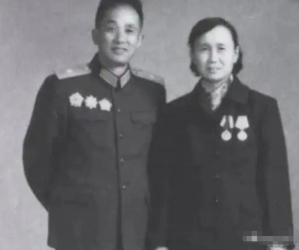 1947年，一名解放军师长，大腿根部受伤住院，这时，一19岁女护士来到他的病房，