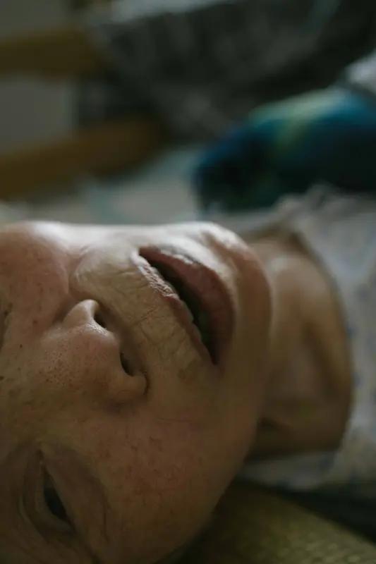 简评：“生老病死”与“悲欢离合”相对，人生的生死境遇对应着情绪的聚散状态，“皆由