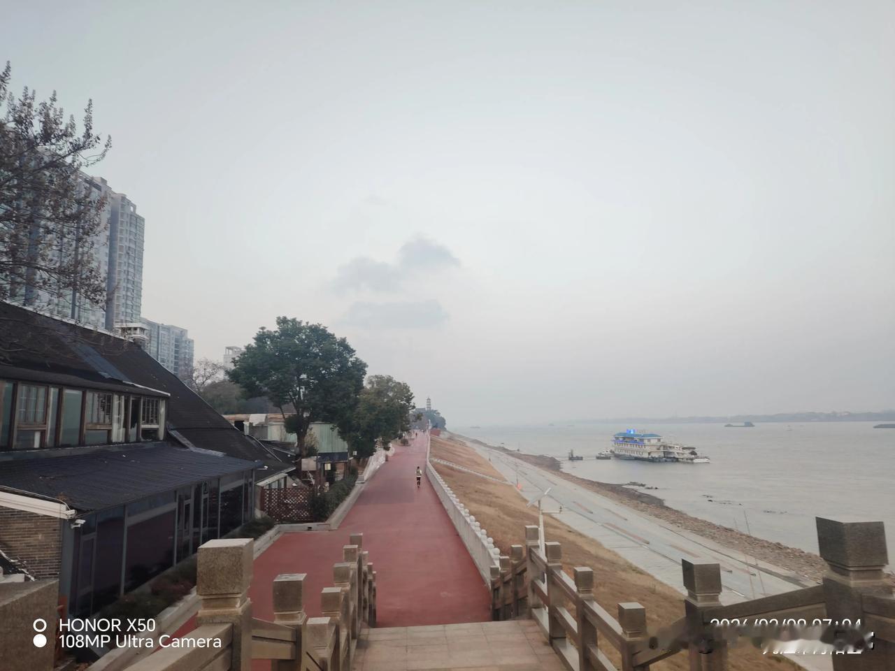 新年生活图鉴长江岸边晨练打卡分享运动