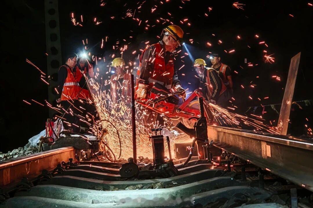 国铁头条【太中银铁路2026年集中修施工拉开帷幕】7月20日21时起，中国铁路太