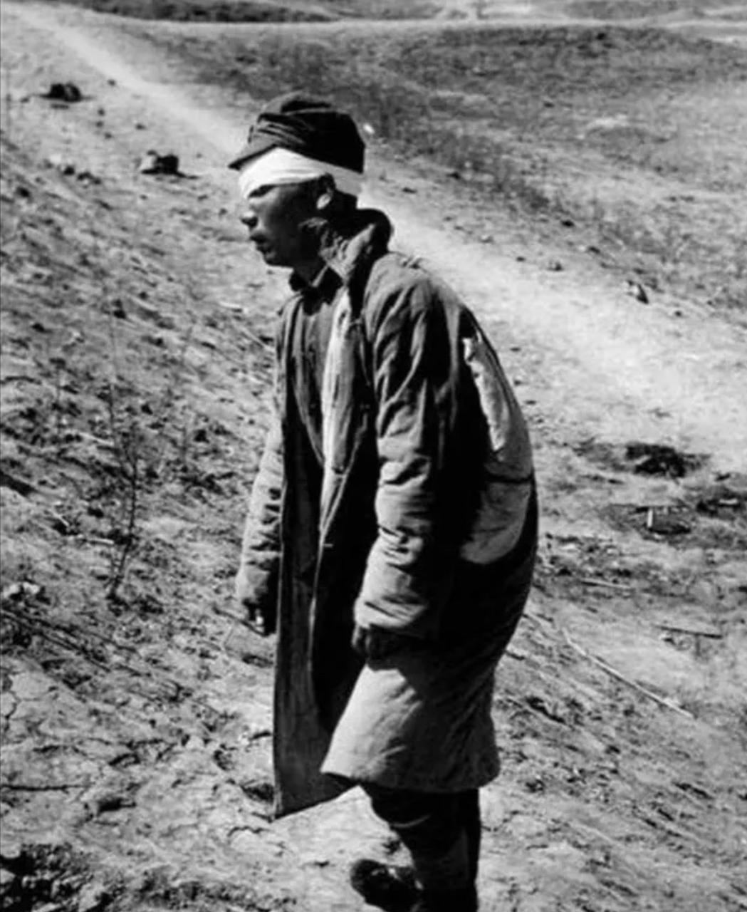 1938年，台儿庄战役中一名眼睛和腰部被炸伤的战士自己走着去后方医院，但走到一处