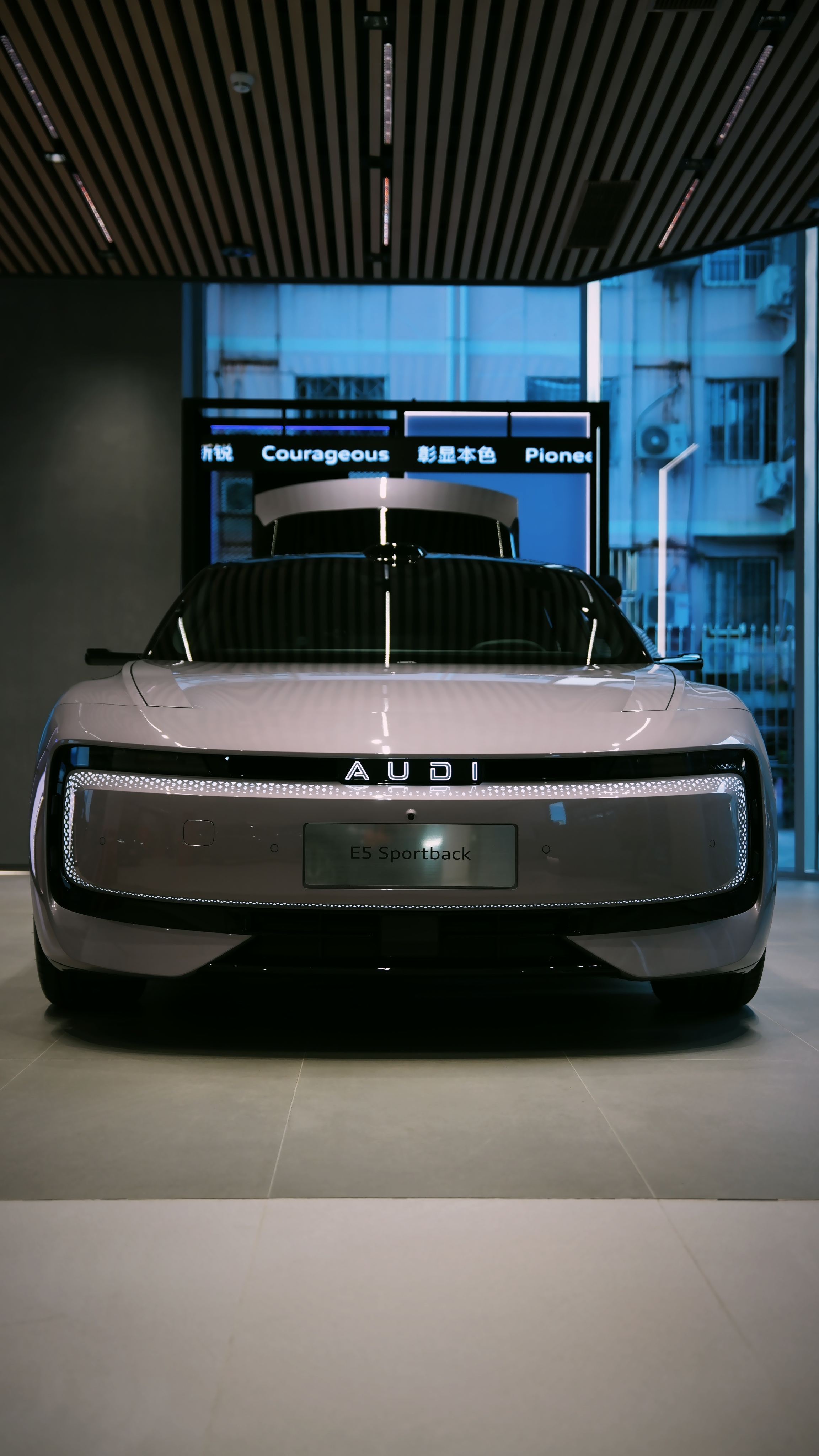 简单看几眼常规版的E5 Sportback，拼音版本的奥迪，并不是最顶配哈，虽然