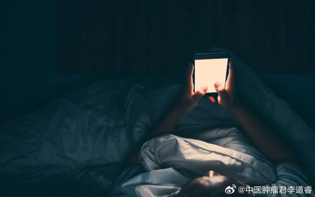 【睡个好觉才是最便宜的补药】中医养生说健康科普  现在不少年轻人都有同个困惑：明