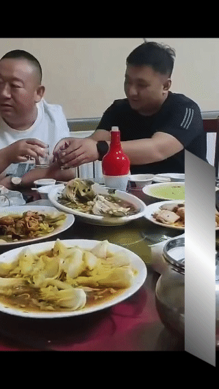 男子在酒桌上遭遇的一幕，人要有骨气，
何必践踏自己的尊严呢？