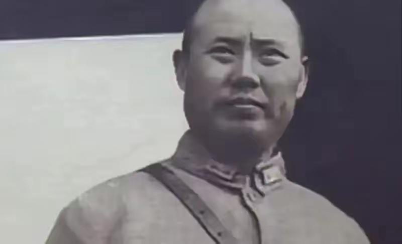1949年，周总理到傅作义家中做客，突然发现傅作义家中有警卫部队驻扎，他眉头一皱