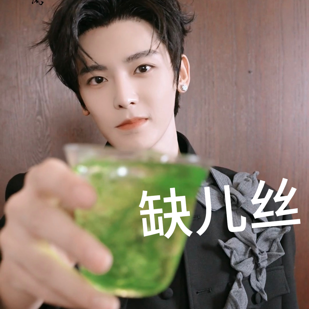 #青岛和少白把酒玩出花了##青岛有百里东君在# 没想到在青岛，和少白能把酒玩得如