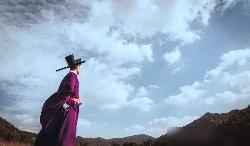 都说“人有官相，一看便知”，有官相的人，首先外表干净整洁、精神饱满，再者，目光如