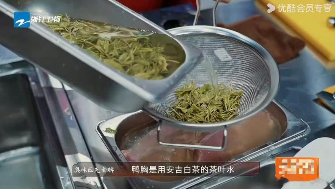 百厨大战就是私下茶酒都来啊 百厨大战这波太绝！茶酒咖啡渗进菜品肌理，烟火灶台藏浪