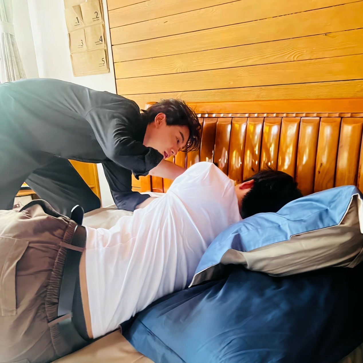 完全是看着自己爱人在睡觉的时候会做的事情…觉得可爱忍不住上手拍，拍完之后田雷就静