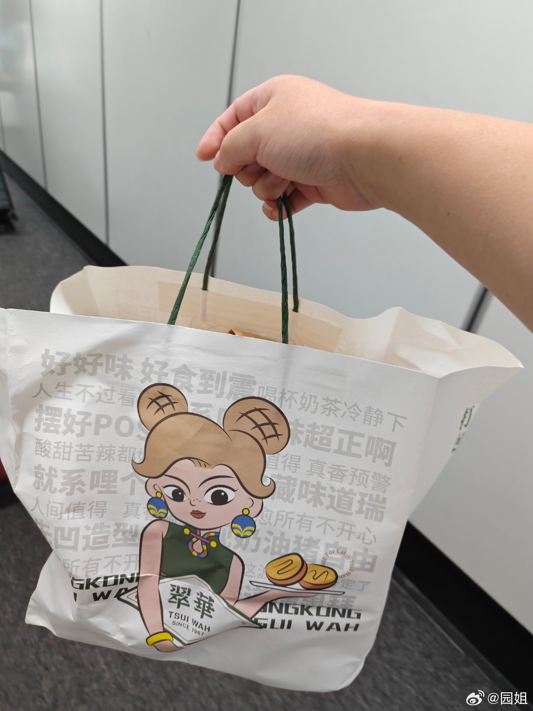 下飞机想起来给宝宝买的菠萝包忘记在座椅下面了，还好记起来了[笑cry] ​​​