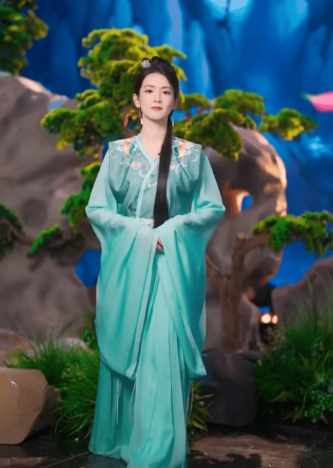 #陈昊宇刺绣青衣# 陈昊宇真的好漂亮！是我们宜古宜今的昊宇姐姐！她古装好仙啊！已