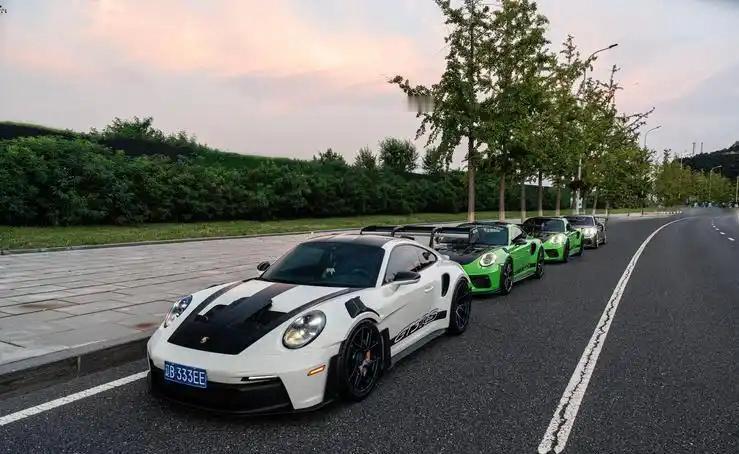 今天12月销量都公布了，可以总结全年了
最成功的合资：
1、丰田：销量不减反增，