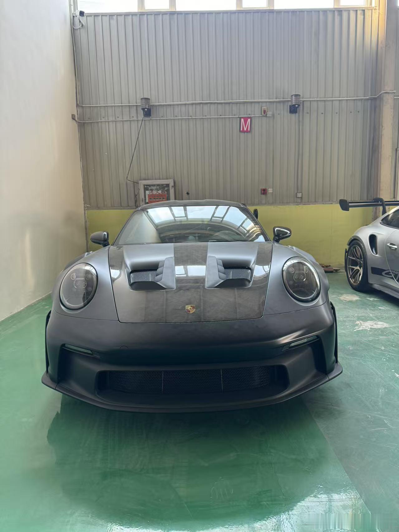 保时捷992 GT3 R，24款、磨砂黑外观、碳陶刹车防滚架、全新车 ​​​