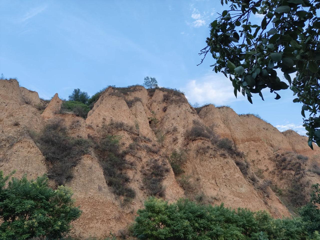 峰峦叠嶂翠，山色入画屏。山西榆次白龙谷。