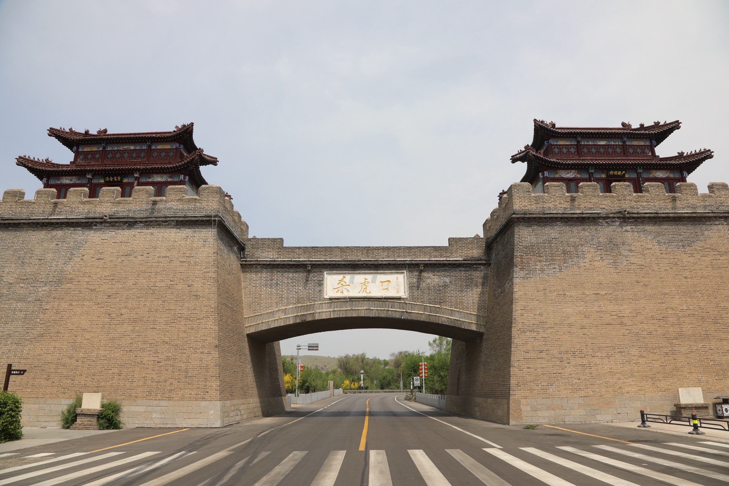 万里山河路 杀虎口位于山西朔州右玉县，紧邻晋蒙交界处，因两山夹苍头河谷的险峻地形