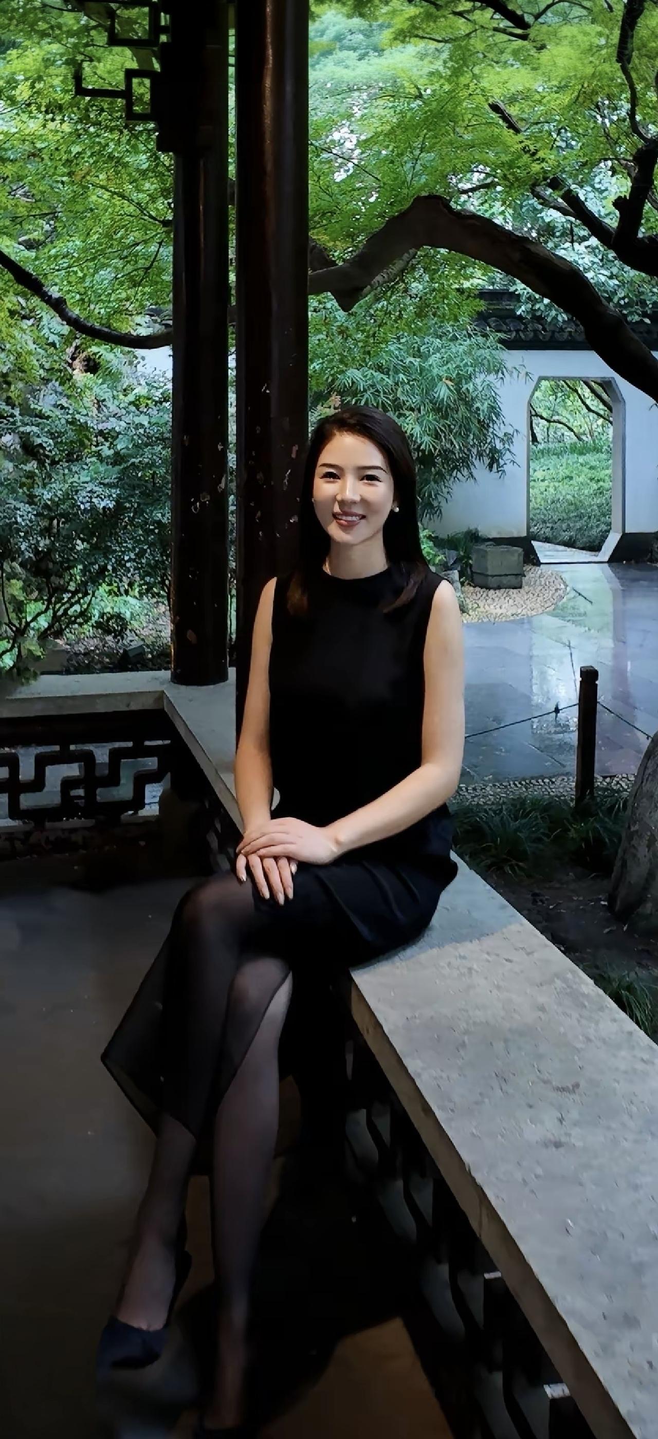 静坐庭前，心随绿意悠。
