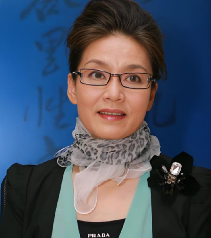 潘虹缓缓说道：“如今我已步入古稀之年，72岁的我每日还要在凌晨三四点便需从睡梦中