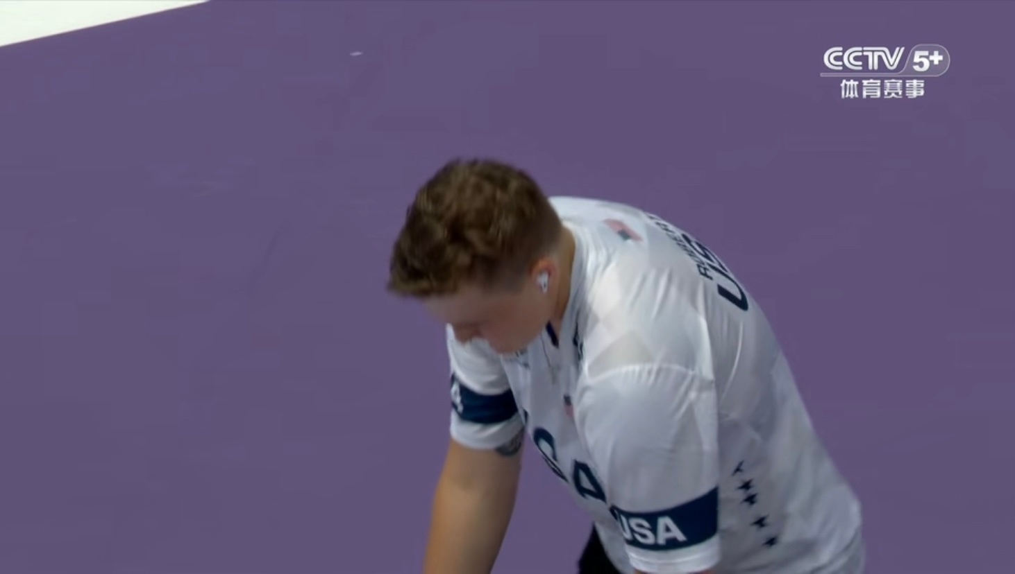 #邓雅文自由式小轮车金牌# 美国选手决赛第二轮第一个动作就垮台，邓雅文几乎没有任