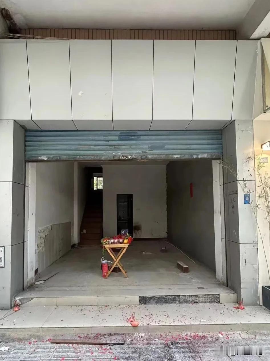 当房东当到倒贴钱，我是不是全城最冤大头？

今天租客找我谈降价，说完我气笑了。