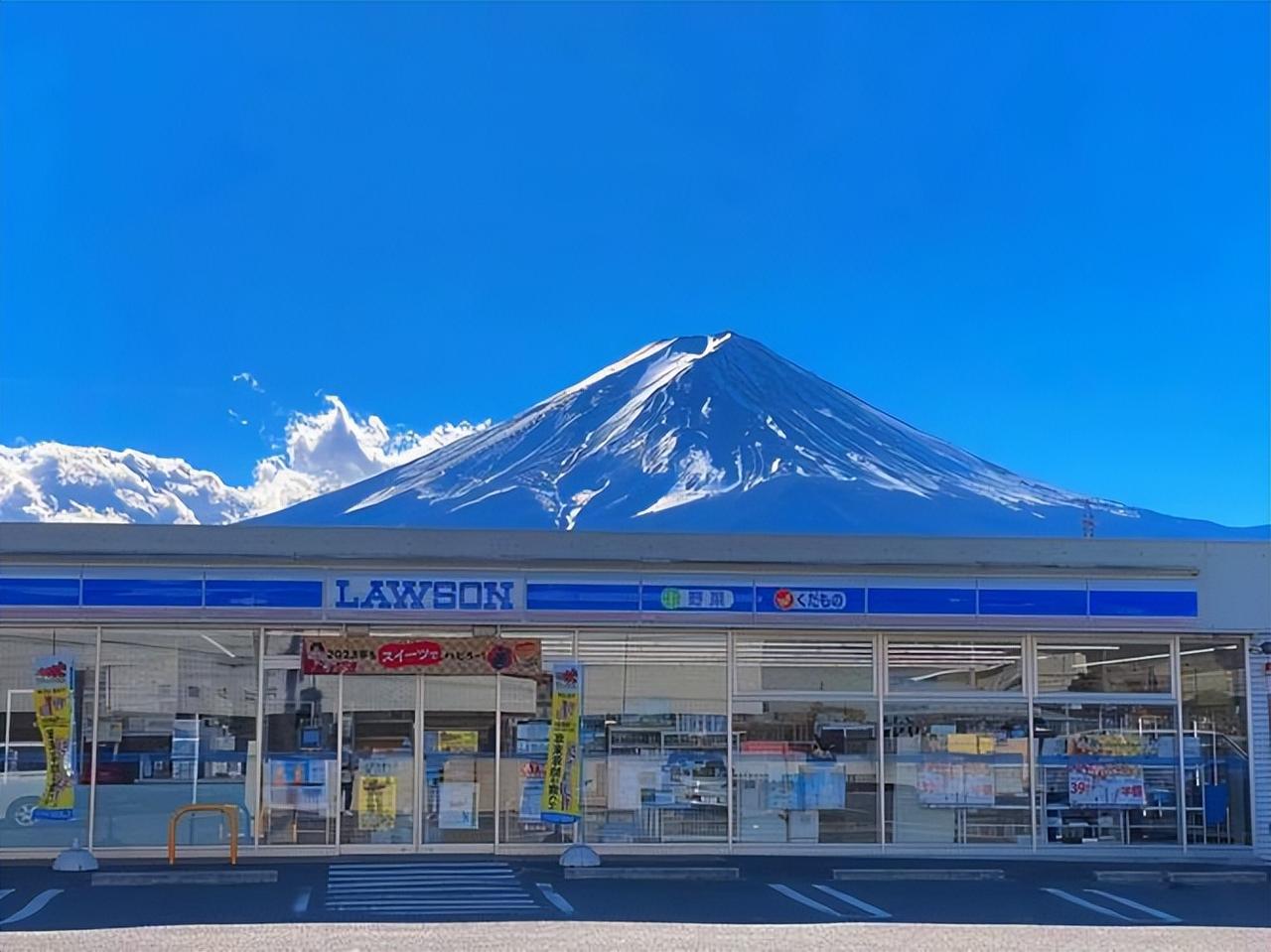 2026年5月中旬，一对中国情侣在日本富士山河口湖的罗森便利店前拍了一段模仿日本