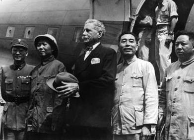 三封电报，一个陷阱。1945年8月，蒋介石在不到一个月里连发三封电报，请毛泽东来