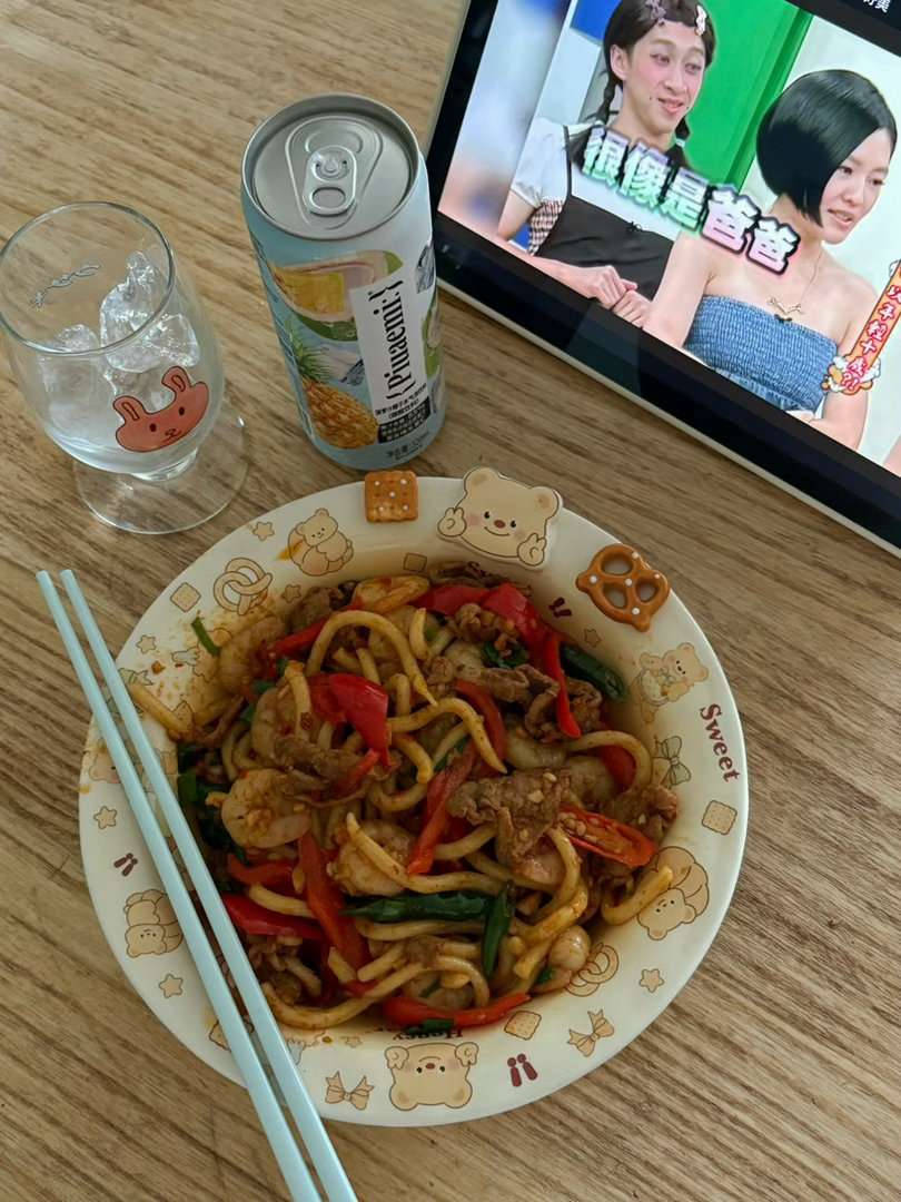 牛肉虾仁辣炒乌冬面&菠萝汁 🥢🥣 
