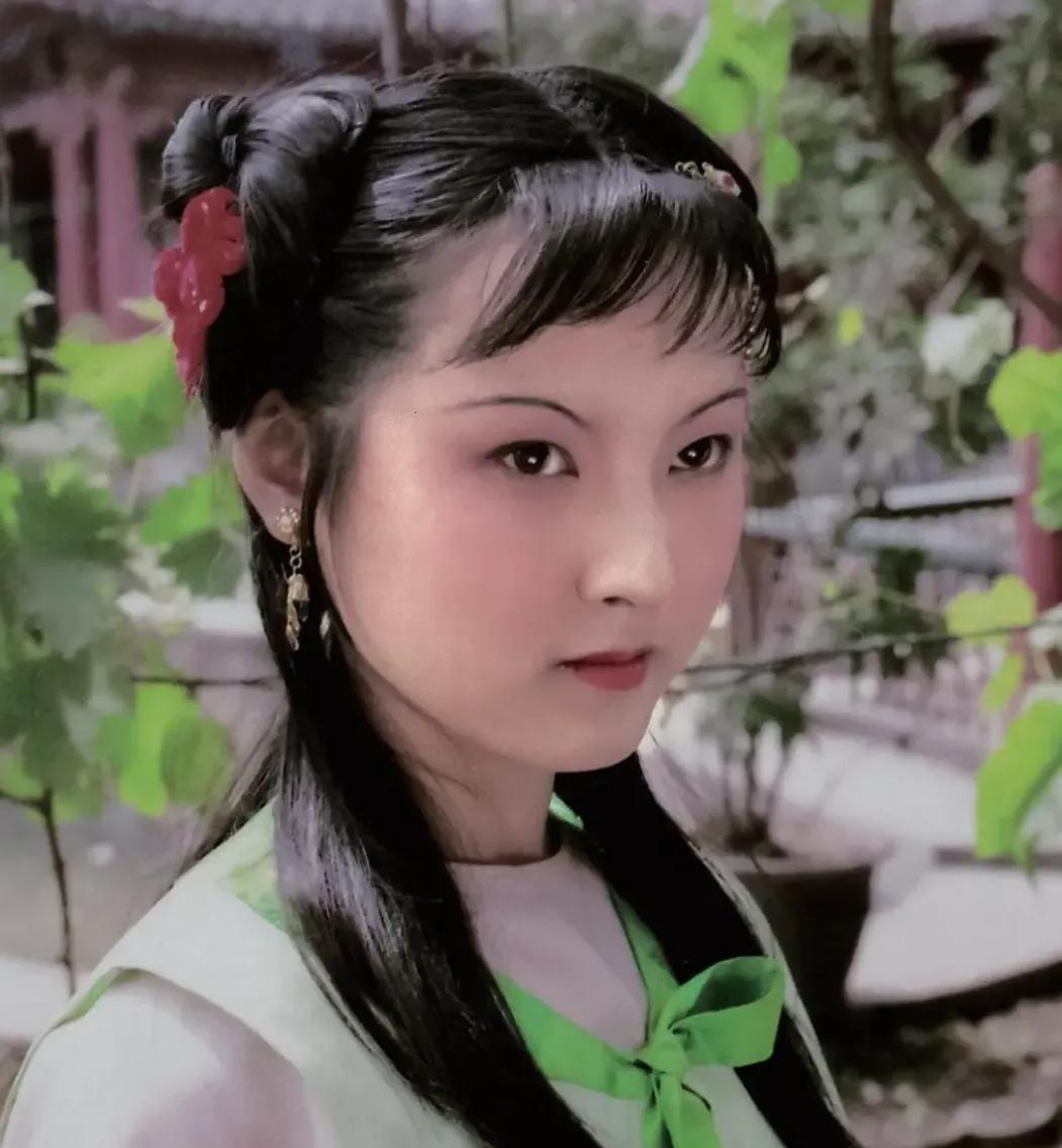我们爱一切芳香的过去
我们爱一切无聊的未来
我们欢呼
我们说迷