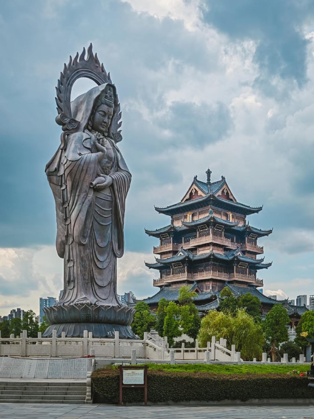 硬核里藏着底气：光谷的光纤技术领跑全球，空轨穿城如科幻场景，中欧班列织密全球网络