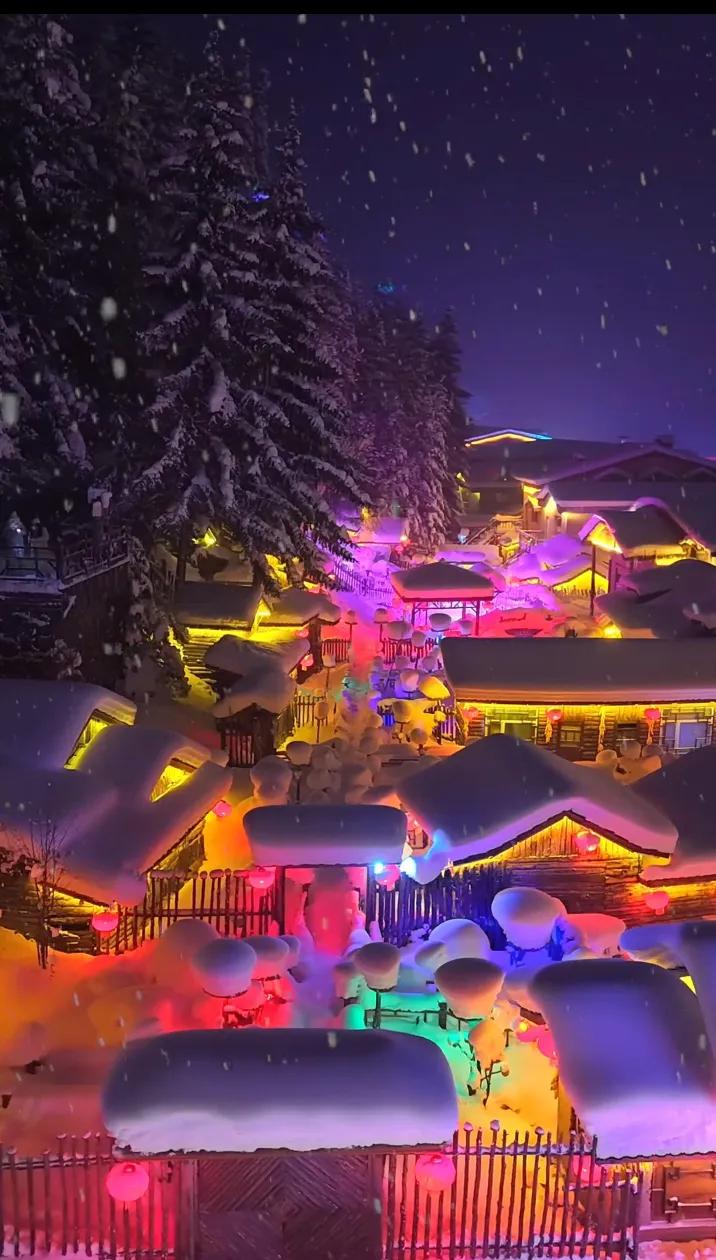 走进中国雪乡，宛如踏入梦幻之境，皑皑白雪，美不胜收，令人沉醉不知归。风景