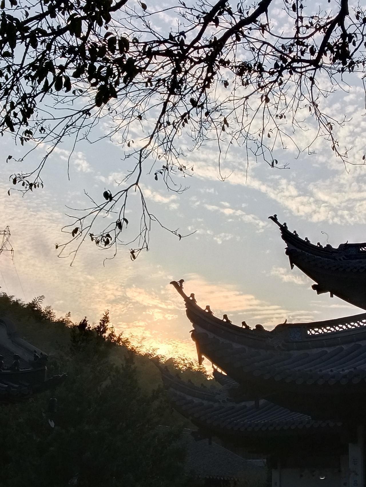 越南最大的优势在哪里?世界上没有完美的事情。在地理上，越南国土南北狭长，从军事上