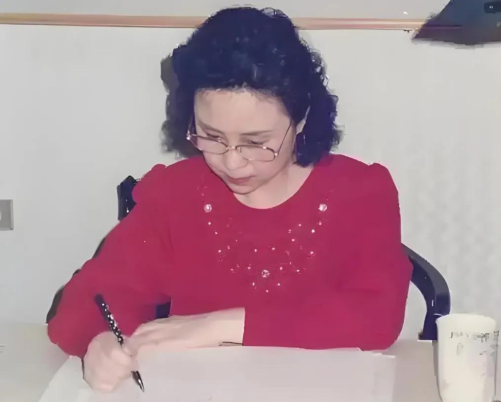 1964年，琼瑶离婚后，做了平鑫涛的情妇。当时平鑫涛的妻子哭着求她把丈夫还给自己