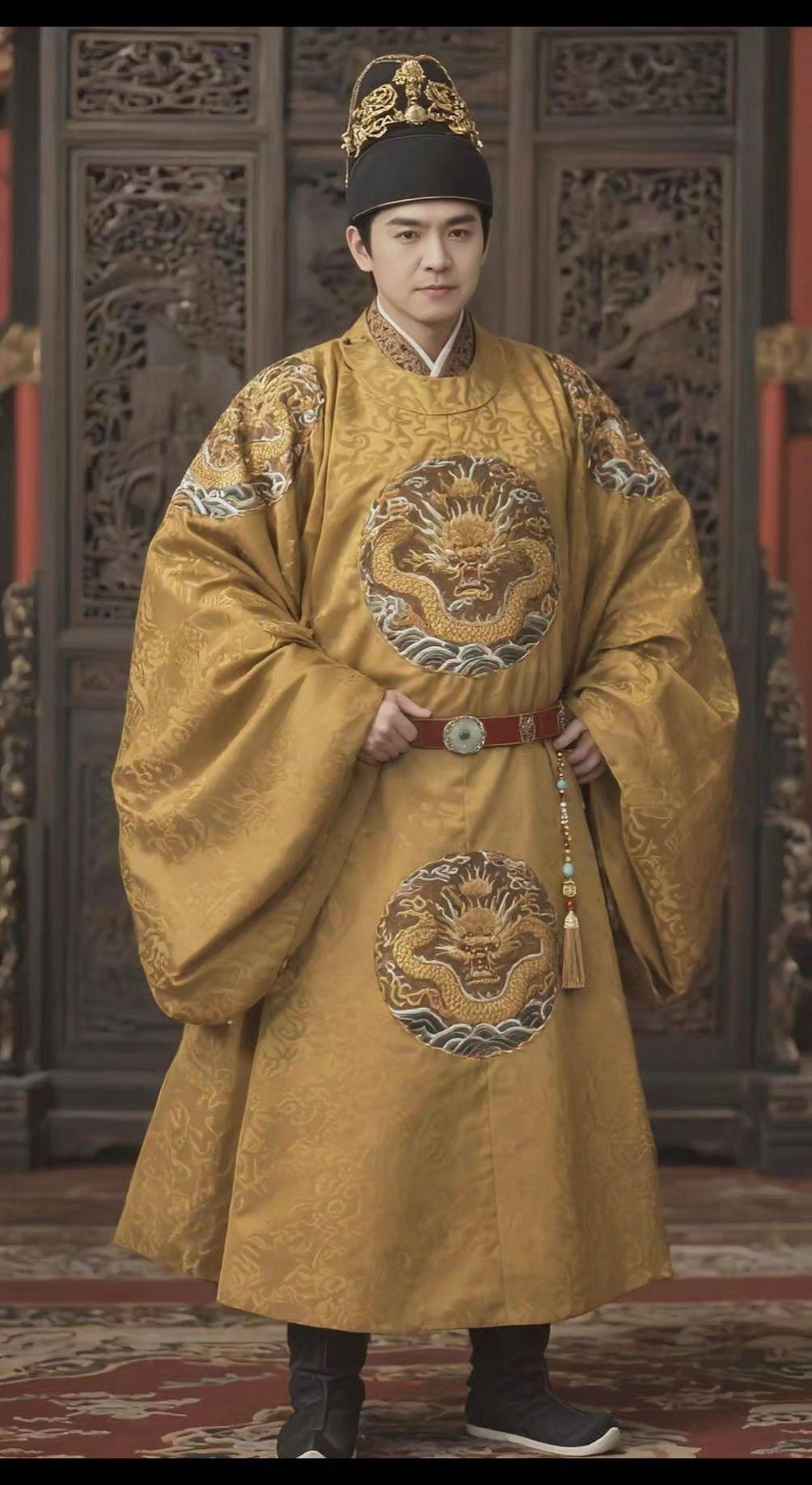 👑龙袍加身那刻，雕花木窗都成了历史的画框🖼️。AI让千年威仪，在指尖流转成永