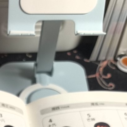 “即使藏住了心里暗涌澎湃的爱意  仍无法移开对你痴情眷恋的眼色” 