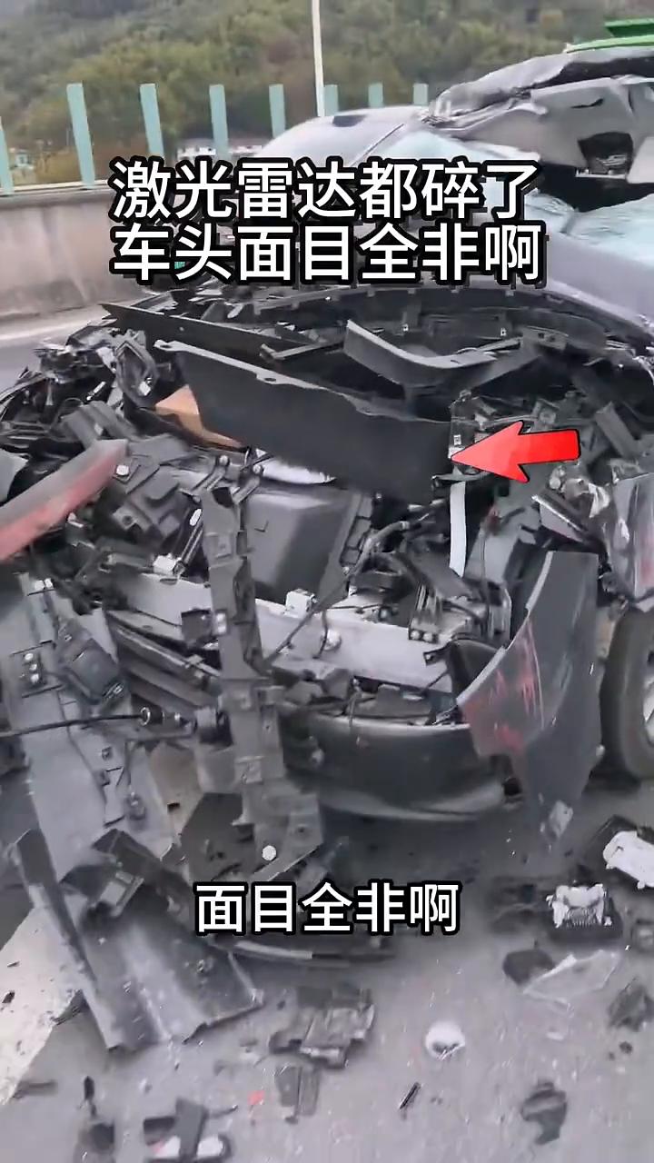 一辆suv追尾大货车。
撞车了，车头撞成这样，面目全非，激光雷达都碎了，这什么车