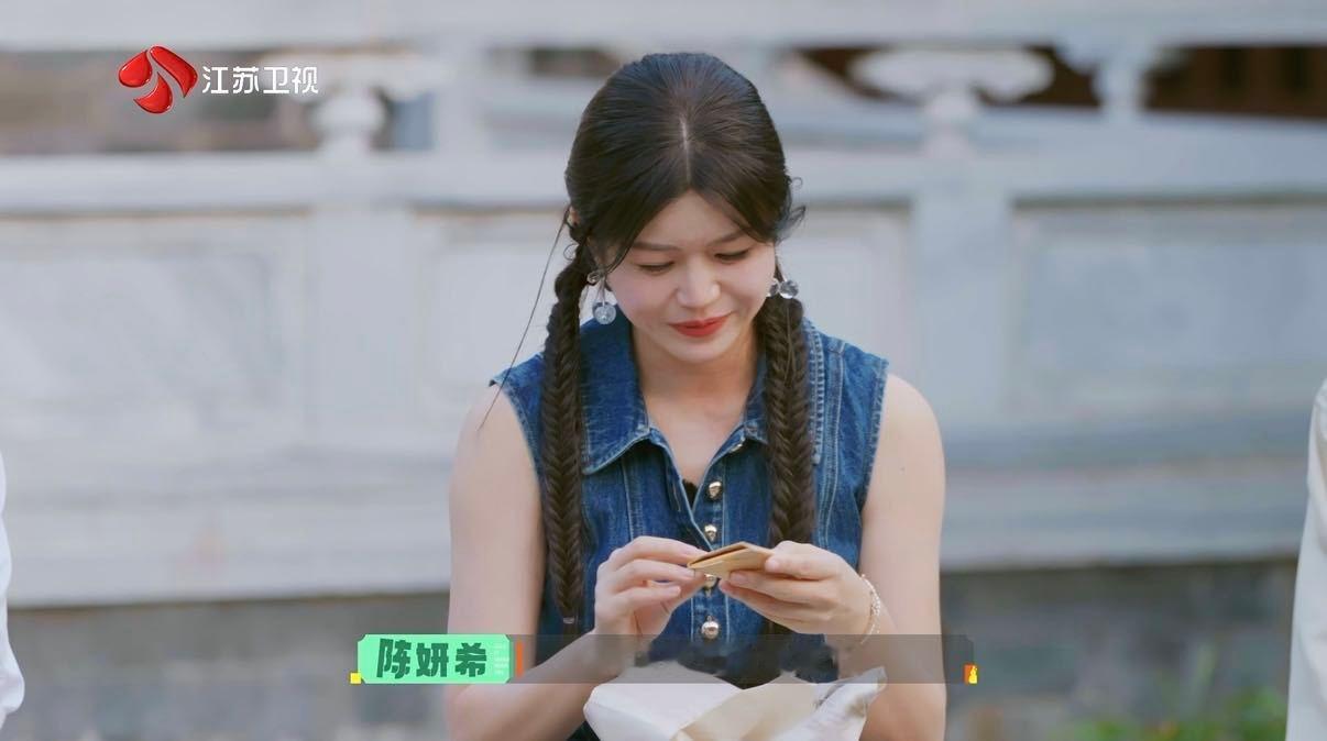 陈妍希为了消水肿到底有多拼 陈妍希为消水肿生吃折耳根 不愧是陈妍希，整理超多消水