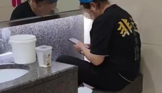 重庆机场内有一家食品店的员工，用卫生间里面的儿童洗手盆洗脚的视频被发到网上，引起