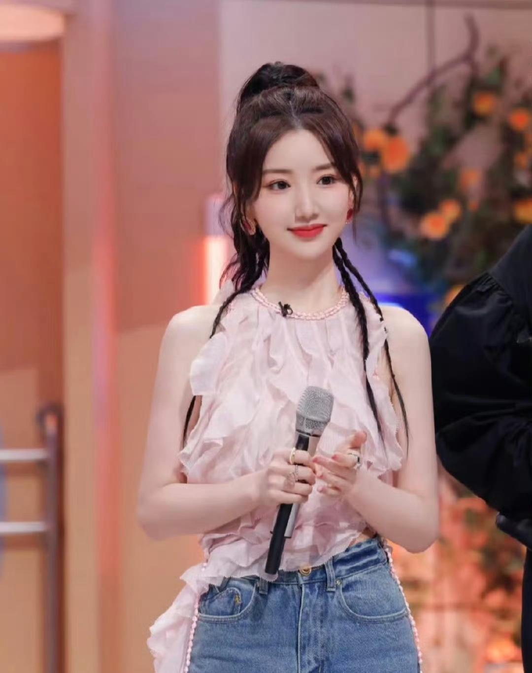 陈晓：毛晓彤你看看，网上都传咱们俩在一起了，这编故事的也太有想象力了吧？

毛晓