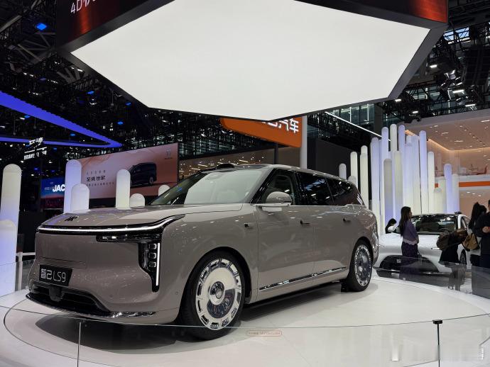 这台车让全家抢方向盘 五米二的车身掉头比 Polo 还灵活  后轮偷偷转了 24