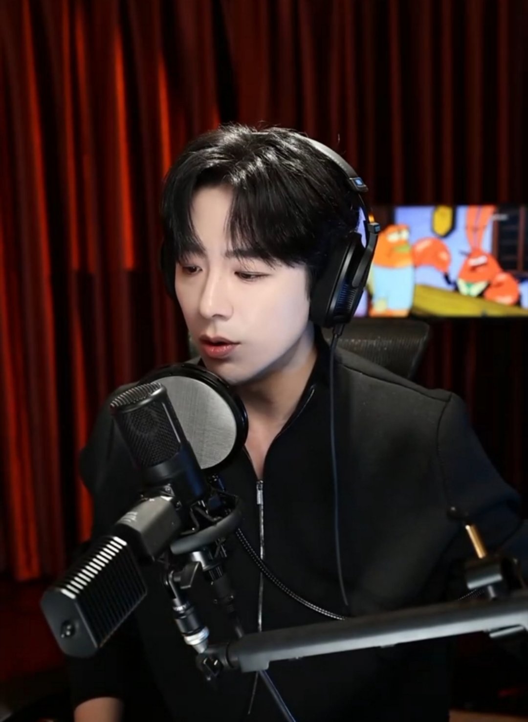 刘宇宁直播唱了《长安二十四计》的主题曲《孤弈长安》，其实就是在宣传剧了。 （他说