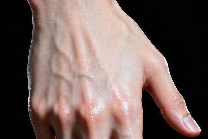 手背血管能看出寿命长短？医生：血管若有这些特征，恭喜你很健康

有些人一低头，发