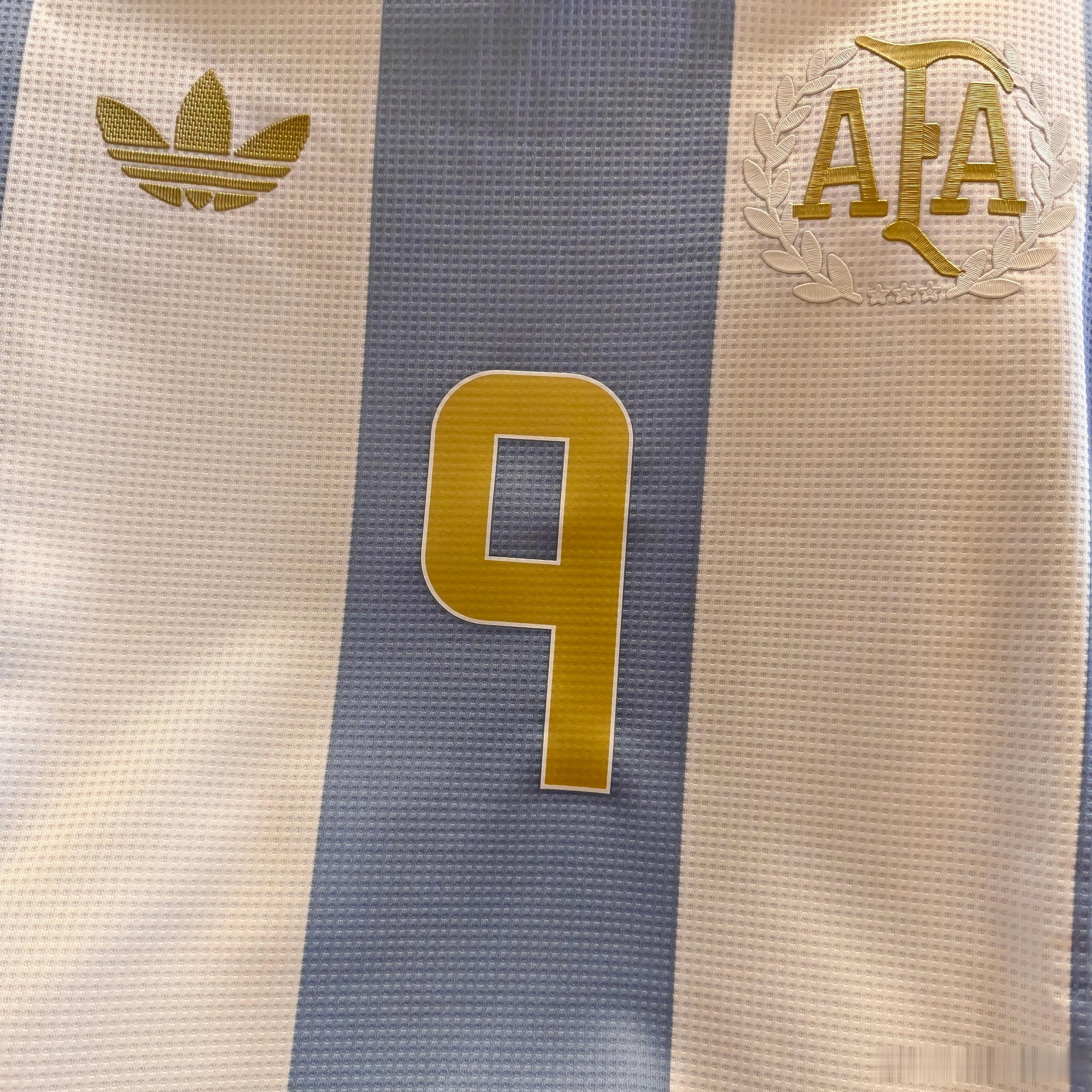 我还挺喜欢这件AFA与adidas五十周年纪念的，之前那件马拉多纳，不仅穿去了江