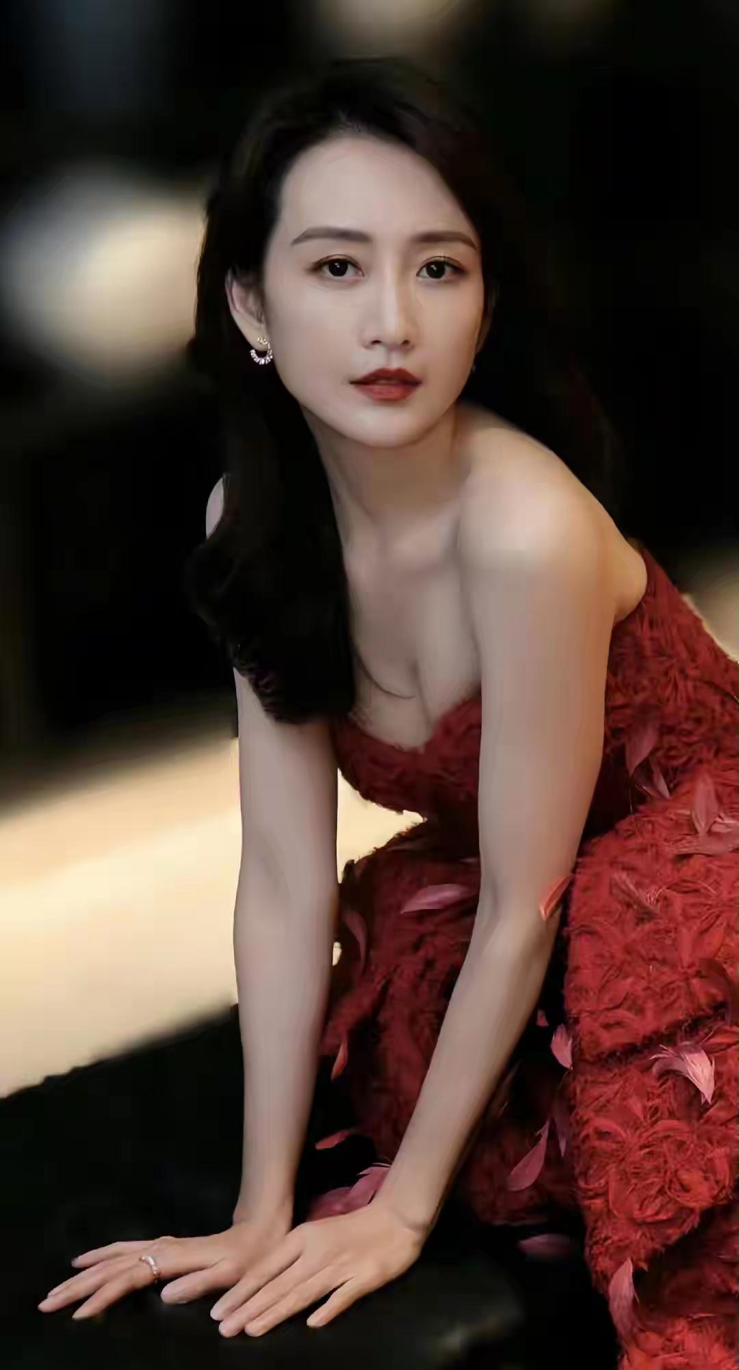 王鸥发文说是独自养育孩子，这是未婚生子，这放以前，孩子户口都上不了。
想了想，女