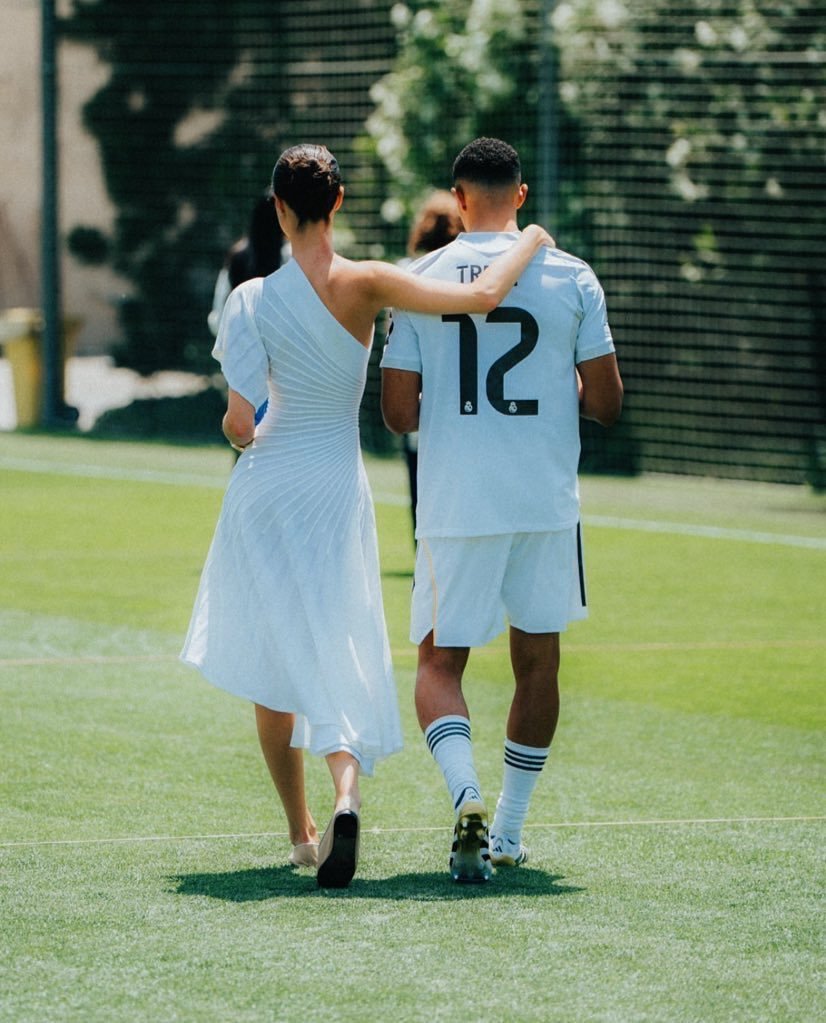 🚨特伦特 与 女友 埃斯特尔 分手💔消息人士表示：“分手很艰难，但特伦特和埃