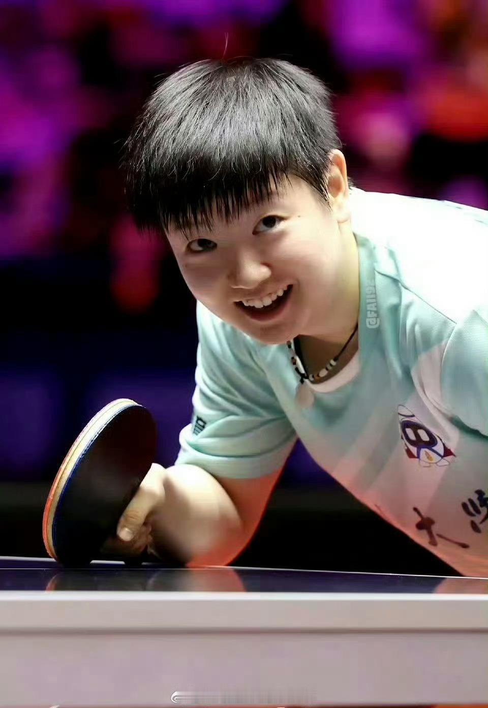 乒乓球一人一句话安利国乒孙颖莎软萌可爱的外表下有着一颗强大的心脏，胸前的国旗永远