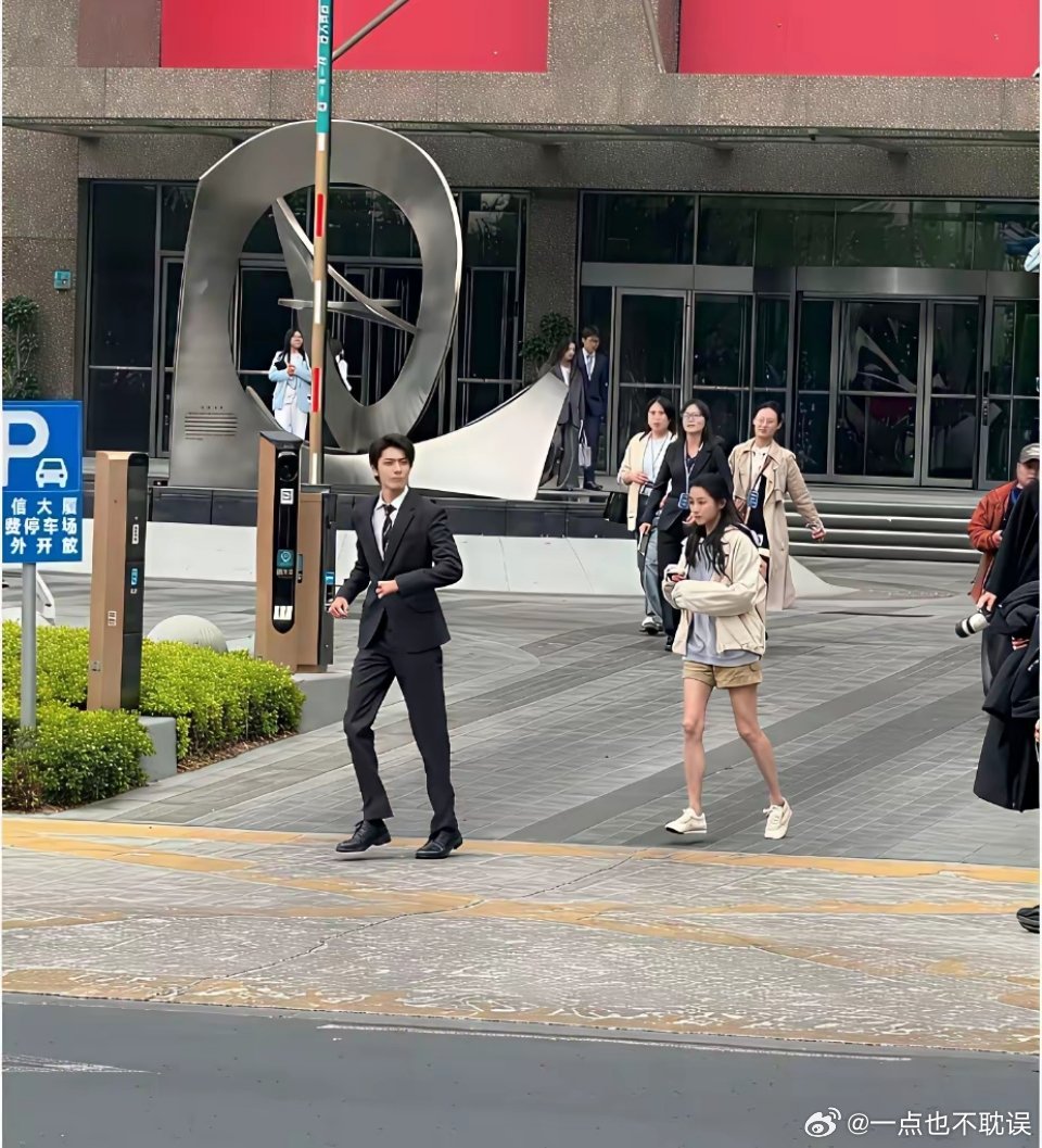 印象中关晓彤已经很高了，旁边这个男生是有多高啊，才显得关晓彤都不高了 