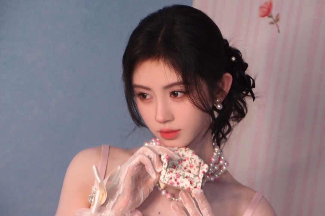 生日快乐jjy鞠婧祎苏绿夏  jjy鞠婧祎万花世界  “能有一次遇见 ，再难也值
